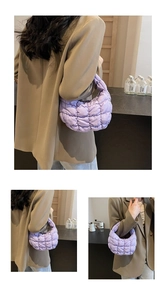 Détail d'un sac nuage matelassé violet clair avec une texture douce et une forme de croissant