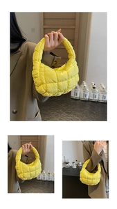 Vues détaillées du sac nuage matelassé jaune avec texture douce en nylon gonflé