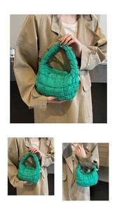 Détail du sac nuage matelassé vert avec tissu texturé vibrant et fermeture éclair
