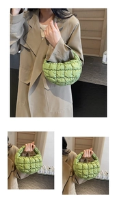Détail du sac matelassé vert en forme de croissant avec une texture douce et élégante