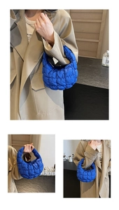 Vue détaillée du sac nuage bleu Klein matelassé avec texture rembourrée et poignée