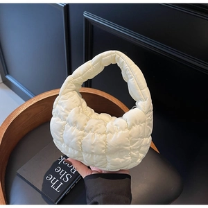 Sac nuage matelassé crème avec motif en treillis et design en forme de croissant doux