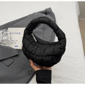 Sac fourre-tout matelassé noir minimaliste en nylon léger avec texture carrée