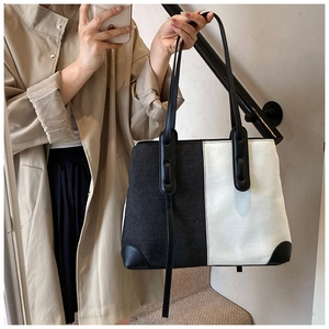 Λεπτομέρεια μεγάλης τσάντας tote denim με δίχρωμο ασπρόμαυρο κάθετο σχέδιο patchwork