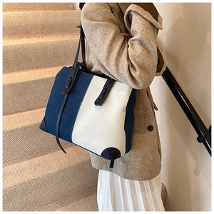 Λεπτομέρεια μεγάλης τσάντας tote denim με σχέδιο patchwork από μπλε και λευκό καμβά