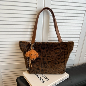Women Large Capacity Leopard Print Plush Tote Bag Fashion Faux Fur Shoulder Bag Winter Casual Commuter Handbag With Puppy Charm