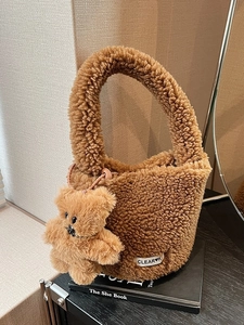 Women Plush Bucket Bag Autumn Winter Faux Fur Shoulder Bag With Bear Pendant Fuzzy Crossbody Handbag Soft Fleece Tote Bag