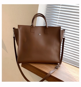Borsa tote in pelle marrone con tracolla regolabile e chiusura con bottone a pressione