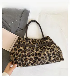 Dettaglio borsa tote leopardata in ecopelliccia con manici in pelle e fibbia in metallo
