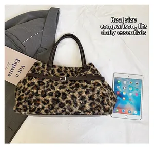 Confronto dimensioni borsa tote leopardata con iPad e giacca su sfondo bianco
