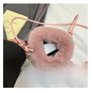 Vue détaillée de la capacité intérieure du sac seau rose en peluche avec accessoires