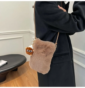 Sac bandoulière marron en fausse fourrure pour téléphone avec breloque monstre rigolote