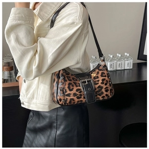 Detalle del bolso de media luna con estampado de leopardo y hebilla de metal grande