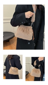 Vues détaillées du sac seau en peluche marron clair avec cordon et bandoulière