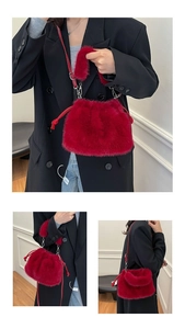 Vue en trois parties d'un sac seau en fausse fourrure rouge avec cordon de serrage