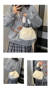 Détails du sac seau en peluche blanche avec cordon de serrage et bandoulière en cuir fin