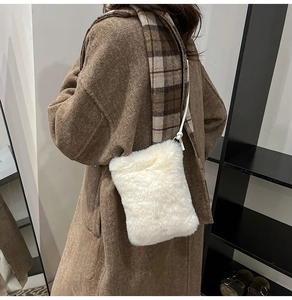 Vue détaillée du sac bandoulière en peluche montrant la texture de fourrure blanc crème
