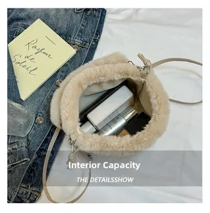 Vue de dessus de l'intérieur du sac seau en peluche beige montrant sa grande capacité