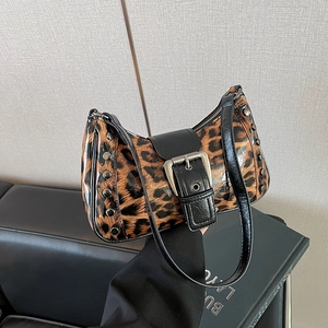 Detalle de bolso de hombro brillante con estampado de leopardo y hebilla plateada