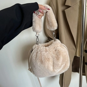 Sac Seau en Fausse Fourrure Peluche Pour Femmes Cordon Hiver Sac à Bandoulière Doux et Chaud Sac Fourre-tout