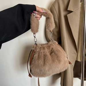 Sac seau en fausse fourrure marron avec texture peluche et cordon de serrage
