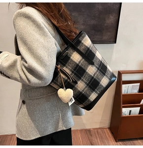 Schultertasche aus Wolle mit Karomuster, Plüsch-Herzanhänger und Kunstleder-Details