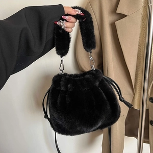 Sac seau chic en peluche noire avec cordon de serrage et poignée douce pour femme