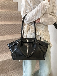 Large Capacity PU Leather Pleated Tote Bag For Women 2025 New Casual Underarm Shoulder Bag With Metal Buckle Commuter Bag