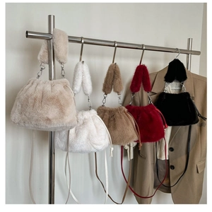 Détails des sacs seaux en peluche avec cordon de serrage en cinq couleurs de fausse fourrure