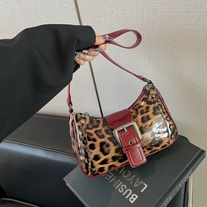 Bolso de hombro con estampado de leopardo, ribete de cuero rojo y hebilla plateada