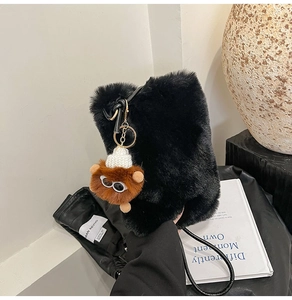 Détail du sac à bandoulière en fausse fourrure noire avec un adorable ours en peluche et lunettes