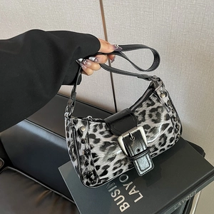 Bolso baguette de leopardo con solapa negra brillante y hebilla de metal plata