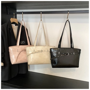 Drei Tragetaschen aus Lackleder in Rosa, Beige und Schwarz mit Metallschnallen-Detail