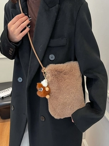Sac bandoulière en peluche marron pour femme avec breloque monstre et bandoulière