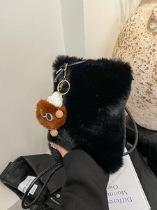 Sac bandoulière noir en fausse fourrure avec charm monstre pelucheux et bandoulière