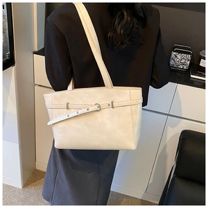 Detailansicht der cremeweißen PU-Leder-Einkaufstasche mit Vintage-Textur und Metallschnallenring