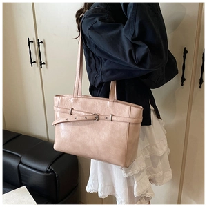 Detail der hellrosa Tote Bag aus Wachsleder mit Metallschnalle und weicher Texturierung
