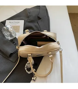 Detalle del interior del bolso Boston beige con bolsillo de cremallera y gran capacidad