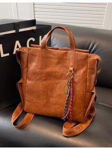 Sac à dos vintage en similicuir marron avec design vertical et charme de volant