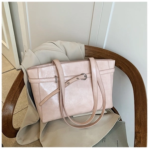 Detailansicht der rosa Tragetasche mit Vintage-Faltenlederstruktur und Metallschnalle