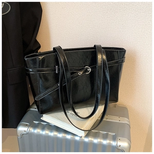 Detailaufnahme der schwarzen Shopper Tasche aus Ölwachs-Leder mit glänzender Faltenoptik