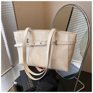 Detailansicht der beigen Shopper-Tasche mit Knitteroptik-Leder und dekorativer Schnalle