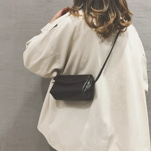 Borsa a tracolla minimalista in pelle PU nera con patta e sottile cinturino da donna