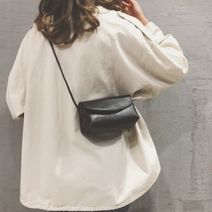 Borsa a tracolla minimalista in pelle PU nera con trama a grana e tracolla sottile