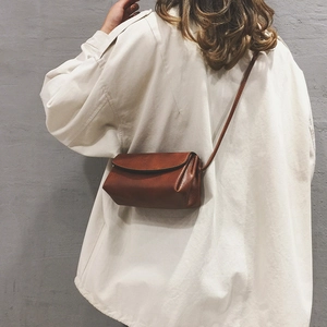 Borsa a tracolla vintage in pelle PU marrone con patta indossata da modella