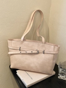 Große beige Damen-Einkaufstasche mit dekorativen Metallring-Riemen und Doppelgriffen