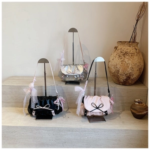 Détails des sacs nuage avec nœuds et breloques décoratives en dentelle et perles