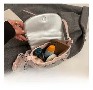 Détail du sac nuage rose montrant l'intérieur spacieux avec doublure argentée et dentelle
