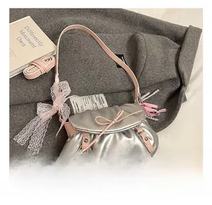 Détail du sac nuage argenté avec nœud en cuir rose, rubans dentelle et perles