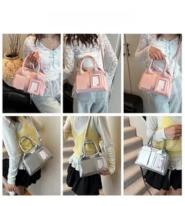 Détails de mini sacs à main roses et argentés portés par un mannequin en scène